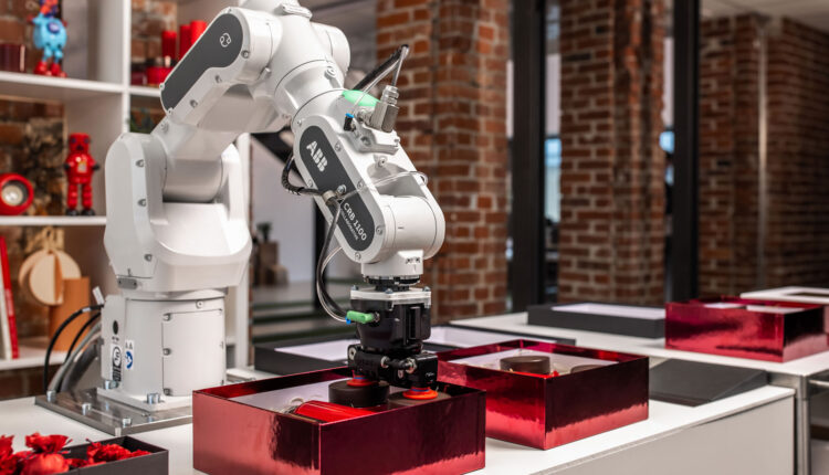 ABB lança robô para trabalho colaborativo em ambientes industriais