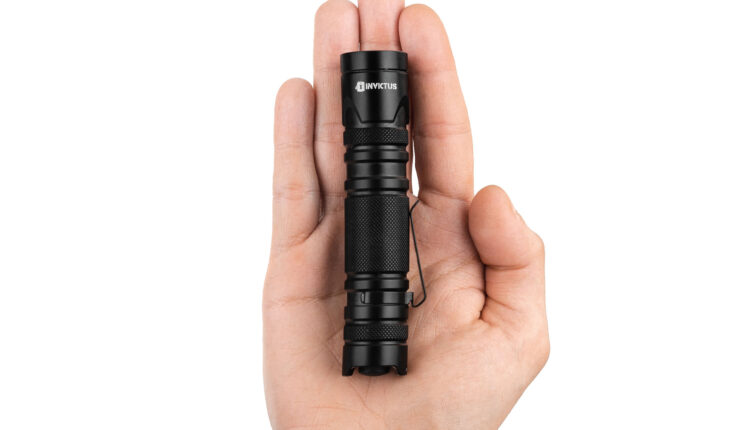 Invictus lança lanterna para defesa e segurança com maior capacidade luminosa