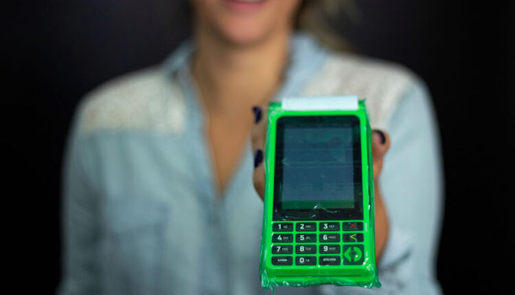 Película anti-Covid evita o contágio pelo vírus em superfícies públicas