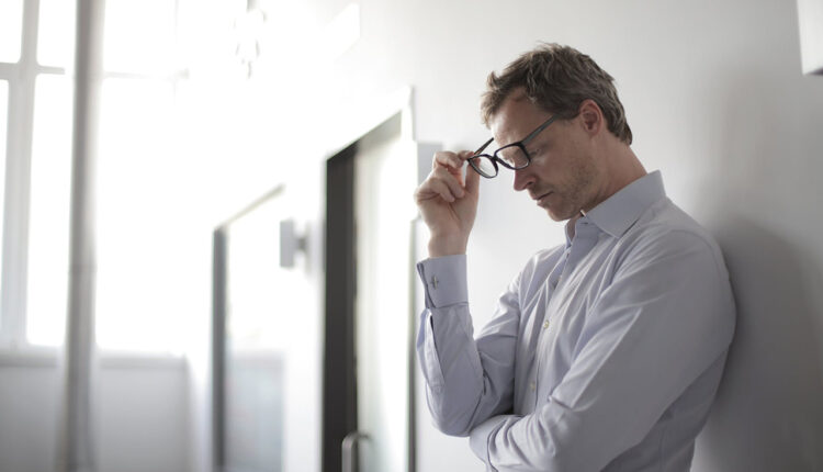 Mais da metade dos trabalhadores brasileiros tiveram sintomas de burnout em 2021 - Revista Cipa