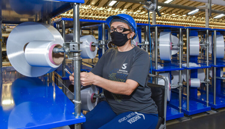 Rhodia cria projeto com uniformes recicláveis para colaboradores de todo o parque fabril - Revista Cipa