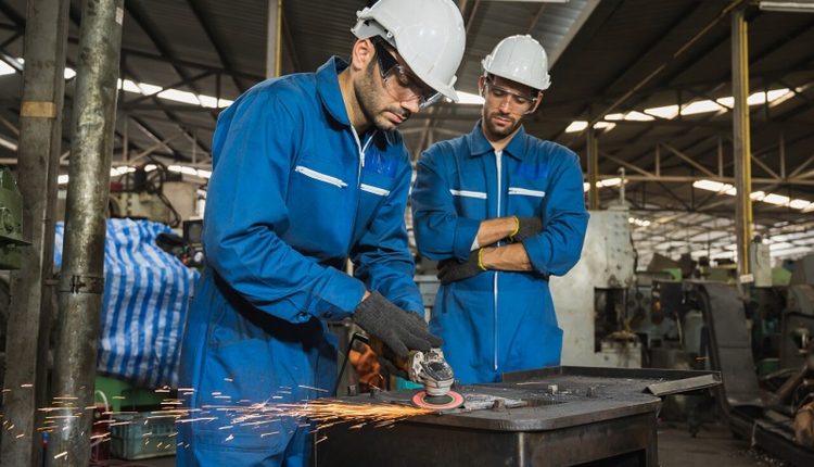 Uniformes compõem uma das peças importantes no escopo dos EPIs para proteger o trabalhador - Revista Cipa