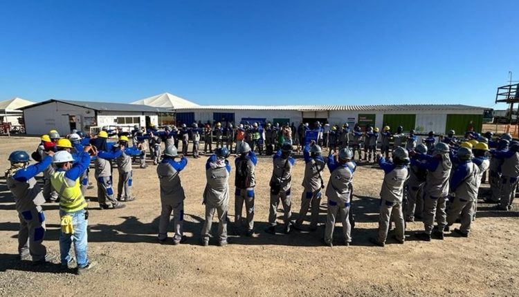 Trabalhadores da indústria da construção recebem orientações sobre ergonomia - Revista Cipa