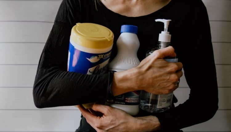 Misturar produtos de limpeza aumenta risco de acidentes - Revista Cipa