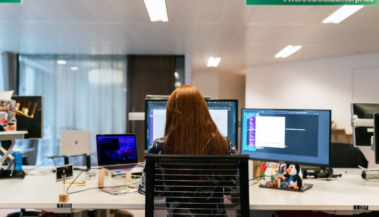 Estudos revelam os riscos à saúde associados ao trabalho prolongado em posição sentada - Revista Cipa