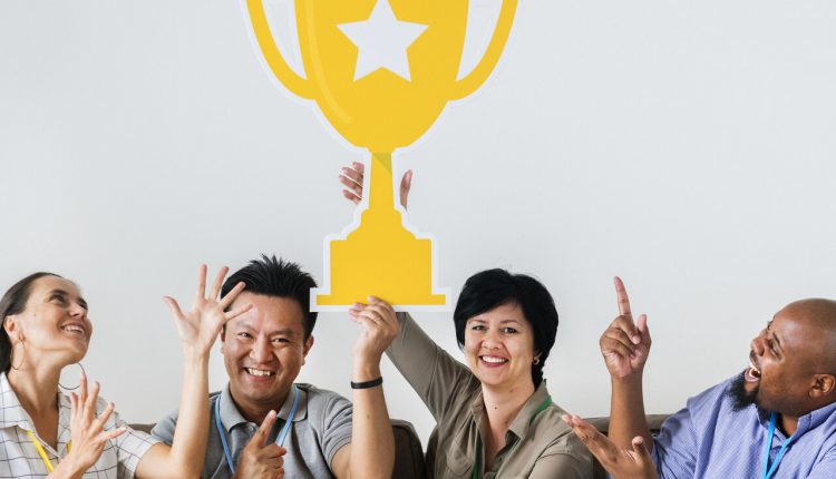 O limite entre premiação e salário entenda as regras para evitar problemas com a justiça do trabalho - Revista Cipa