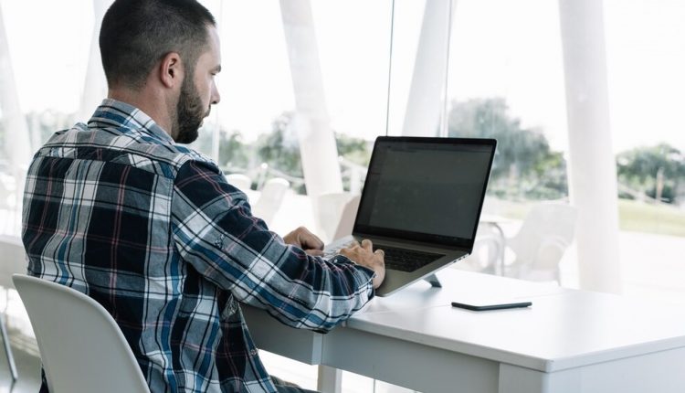 Cresce procura por equipamentos ergonômicos, especialmente para uso de notebooks - Revista Cipa