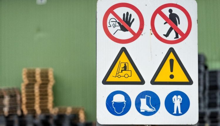 Murais e sinalização são investidas da CIPA para abordar o uso de EPIs - Revista Cipa